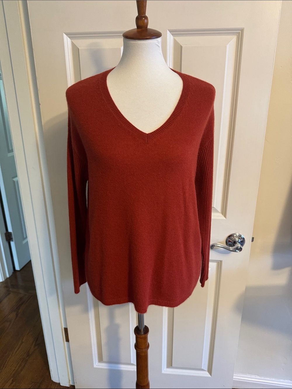100% Cashmere Women’s V-Neck Pullover Sweater in Rust